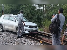 Viral Video: रिलसाठी हद्द केली! तरुणीने रेल्वे रुळावर सुसाट कार पळवली, पाहा VIDEO