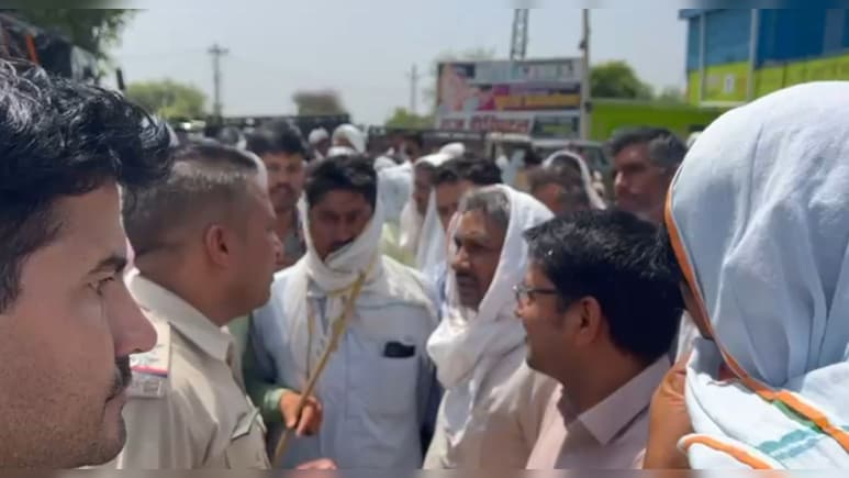 Rajasthan: फौजी विक्रम सिंह हत्याकांड मामला गर्माया, सड़क पर लगाया जाम Rajasthan: फौजी विक्रम सिंह हत्याकांड मामला गर्माया, सड़क पर लगाया जाम