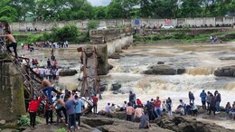 महाराष्ट्र के पुणे में बड़ा हादसा, पुल ढहने से इंद्रायणी नदी में बहे कई सैलानी; अब तक 2 शव बरामद