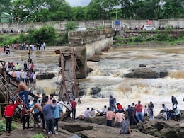 महाराष्ट्र के पुणे में बड़ा हादसा, पुल ढहने से इंद्रायणी नदी में बहे कई सैलानी; अब तक 2 शव बरामद महाराष्ट्र के पुणे में बड़ा हादसा, पुल ढहने से इंद्रायणी नदी में बहे कई सैलानी; अब तक 2 शव बरामद