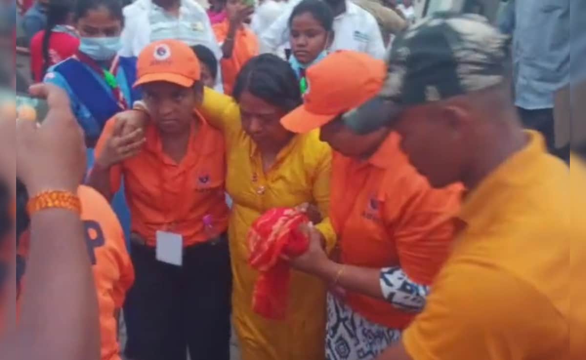 पुरी रथ यात्रा में घायल कई लोगों को अस्पताल में भर्ती कराया गया है. पुरी रथ यात्रा में घायल कई लोगों को अस्पताल में भर्ती कराया गया है.