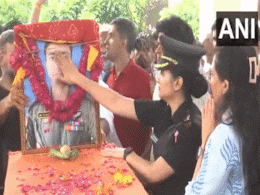 केदारनाथ हेलीकॉप्टर क्रैश: तस्वीर पर फेरती रहीं हाथ... कर्नल दीपिका ने पायलट पति को दी अंतिम विदाई, रो पड़ा हर कोई केदारनाथ हेलीकॉप्टर क्रैश: तस्वीर पर फेरती रहीं हाथ... कर्नल दीपिका ने पायलट पति को दी अंतिम विदाई, रो पड़ा हर कोई