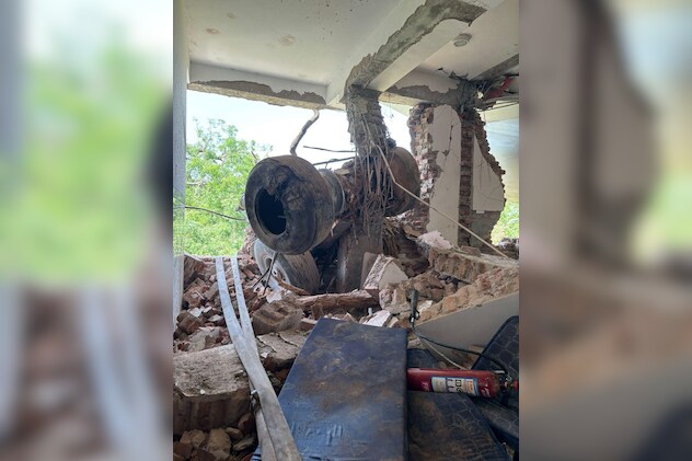 मेस में गिरा विमान का हिस्सा  मेस में गिरा विमान का हिस्सा