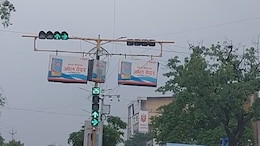 Rewa Hightech Roads: रीवा का ये चौराहा हुआ हाईटेक, लगे कैमरा और स्पीकर... शहर को जाम और अतिक्रमण से मिलेगी मुक्ति
