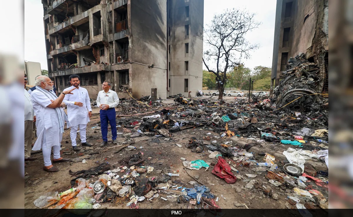 Премиерът Нарендра Моди в петък посети мястото на катастрофата на