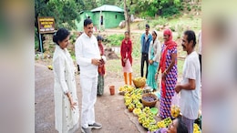 पचमढ़ी में आम को देखते ही सीएम ने रोक दिया अपना काफिला, लाडली बहनों से पूछा ये सवाल