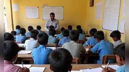 साहब ! 'सड़क बनवा दो... हम समय पर स्कूल नहीं पहुंच पाते', छात्रों ने लगाई गुहार