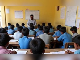 साहब ! 'सड़क बनवा दो... हम समय पर स्कूल नहीं पहुंच पाते', छात्रों ने लगाई गुहार