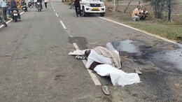 ट्रैक्टर के नीचे दबने से युवक की मौत... सड़क पर शव के पास बैठकर फूट-फूट कर रोता रहा दादा&nbsp;