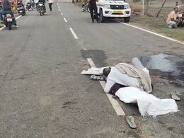 ट्रैक्टर के नीचे दबने से युवक की मौत... सड़क पर शव के पास बैठकर फूट-फूट कर रोता रहा दादा  ट्रैक्टर के नीचे दबने से युवक की मौत... सड़क पर शव के पास बैठकर फूट-फूट कर रोता रहा दादा