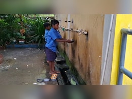 स्कूल में मध्याह्न भोजन नहीं, घर से टिफिन लाकर बच्चे खा रहे खाना स्कूल में मध्याह्न भोजन नहीं, घर से टिफिन लाकर बच्चे खा रहे खाना