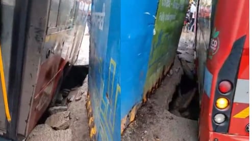 Mumbai Rain : ...अन् BEST ची बस गेली 5 फूट खड्ड्यात; मुंबईकरांचं टेन्शन वाढलं!