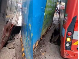 Mumbai Rain : ...अन् BEST ची बस गेली 5 फूट खड्ड्यात; मुंबईकरांचं टेन्शन वाढलं! Mumbai Rain : ...अन् BEST ची बस गेली 5 फूट खड्ड्यात; मुंबईकरांचं टेन्शन वाढलं!