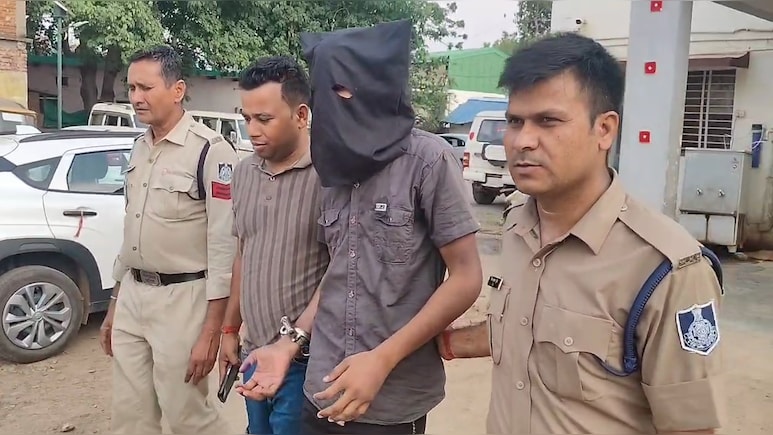 Police Action: नाबालिग से दुष्कर्म और आत्महत्या के लिए उकसाने वाला आरोपी गिरफ्तार, मोबाइल में मिले आपत्तिजनक वीडियो, पुलिस ने भेजा जेल Police Action: नाबालिग से दुष्कर्म और आत्महत्या के लिए उकसाने वाला आरोपी गिरफ्तार, मोबाइल में मिले आपत्तिजनक वीडियो, पुलिस ने भेजा जेल