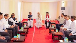 'बहादुर जवानों से मिलने के लिए उत्सुक हूं...' अमित शाह से दिल्ली में सीएम के साथ मिले ये टॉप अफसर