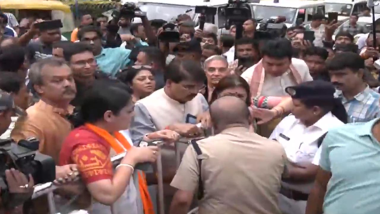 Kolkata Gangrape Case: BJP Fact-Finding Team Reaches College, Cops Stop Panel From Entering Premises