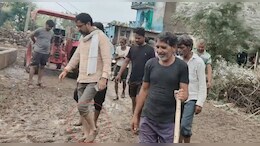 Rajasthan: बीजेपी विधायक ललित मीणा नंगे पैर गांवों का किया दौरा, कीचड़ से सन गए पैर&nbsp;
