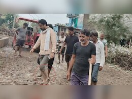 Rajasthan: बीजेपी विधायक ललित मीणा नंगे पैर गांवों का किया दौरा, कीचड़ से सन गए पैर 