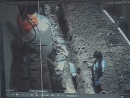 ढह गई मिट्टी और दब गया मजदूर...CCTV में कैद हुआ दर्दनाक मौत का हादसा ढह गई मिट्टी और दब गया मजदूर...CCTV में कैद हुआ दर्दनाक मौत का हादसा