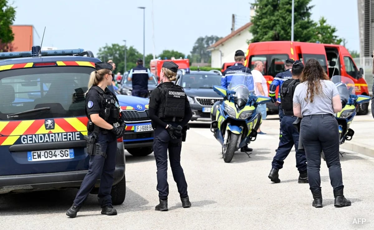 Париж френският президент Еманюел Макрон във вторник осъди безсмислена вълна