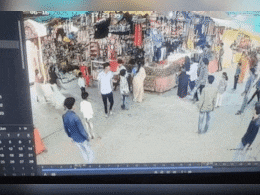 Chhatarpur News: अबार माता मंदिर में श्रद्धालुओं से मारपीट, प्रसाद न खरीदने पर बढ़ा विवाद, महिला पर बरसाए डंडे, दुकानदार का VIDEO Viral Chhatarpur News: अबार माता मंदिर में श्रद्धालुओं से मारपीट, प्रसाद न खरीदने पर बढ़ा विवाद, महिला पर बरसाए डंडे, दुकानदार का VIDEO Viral