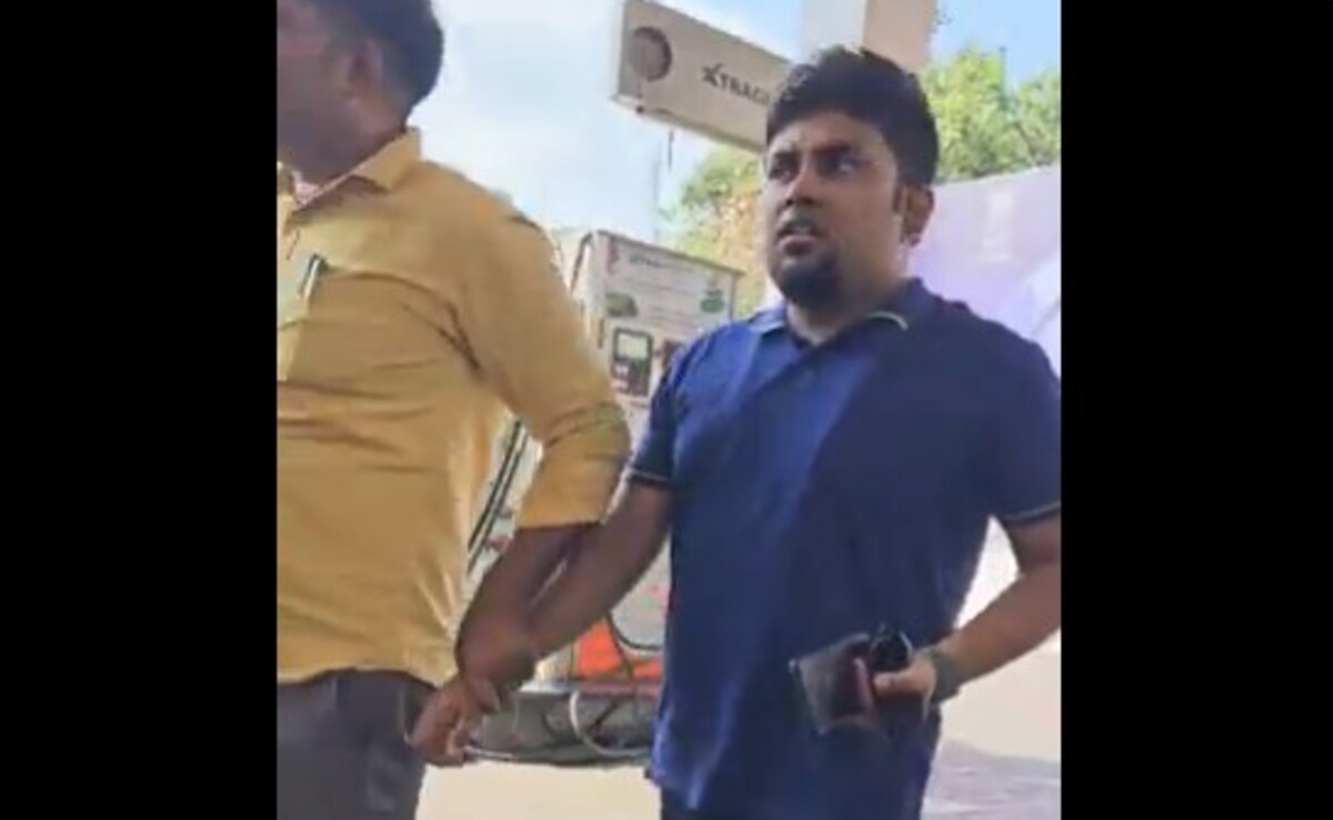 Ню Делхи Във влажен в четвъртък следобед на бензинова помпа