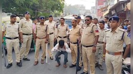 हत्या के आरोपी का निकाला जुलूस तो कान पकड़कर लगाई उठक-बैठक, चाकू मारकर किया था युवक का मर्डर
