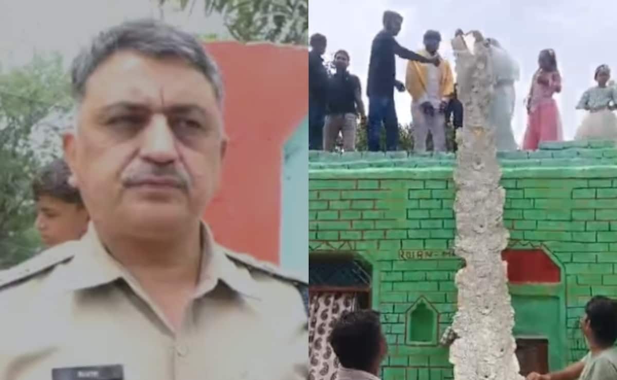 Човек носещ гирлянда изработен от валутни бележки на стойност Rs