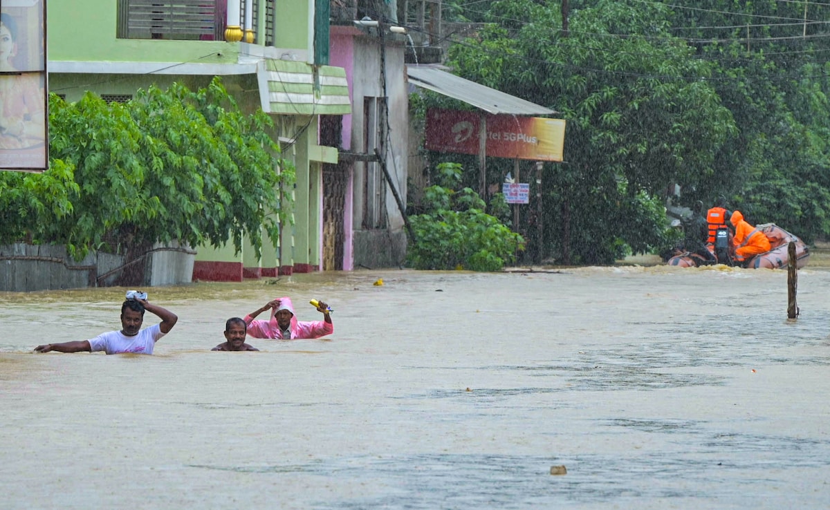 Five other rivers are flowing above the danger levels. More than 10,000 people have been moved to relief camps. Five other rivers are flowing above the danger levels. More than 10,000 people have been moved to relief camps.
