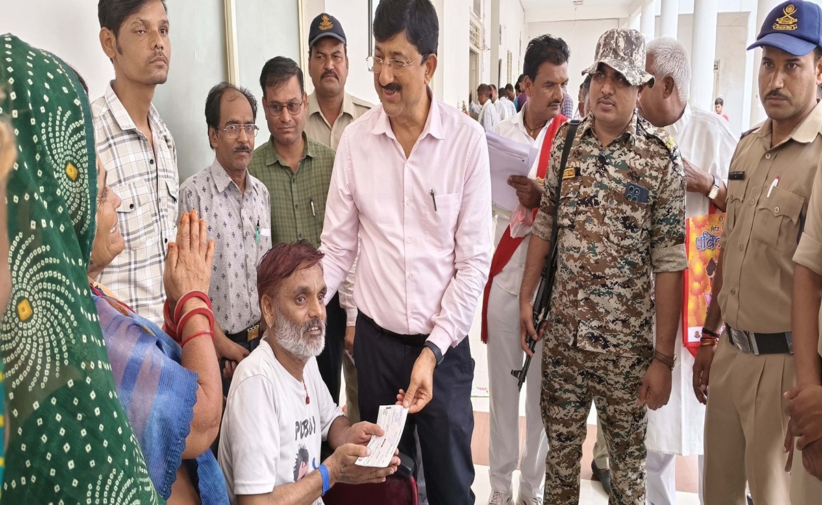 Guna: दिव्यांग हरवीर का सहारा बने गुना कलेक्टर; आर्थिक मदद और पेंशन भी मिली, देखिए Viral Video