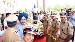 पूर्व DGP यूआर साहू की गाड़ी को रस्सों से खींचकर दी गई विदाई, जानें क्यों निभाई जाती है यह परंपरा और कैसे हुई शुरुआत