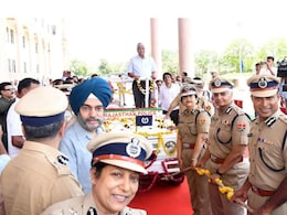 पूर्व DGP यूआर साहू की गाड़ी को रस्सों से खींचकर दी गई विदाई, जानें क्यों निभाई जाती है यह परंपरा और कैसे हुई शुरुआत पूर्व DGP यूआर साहू की गाड़ी को रस्सों से खींचकर दी गई विदाई, जानें क्यों निभाई जाती है यह परंपरा और कैसे हुई शुरुआत