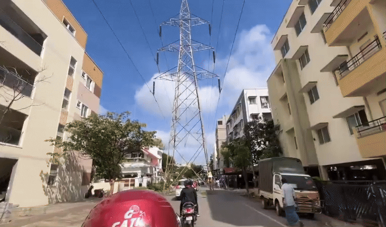 गजब है! सड़क पहले आया या बिजली का टावर! ये चमत्कार देख दिमाग घूम जाएगा