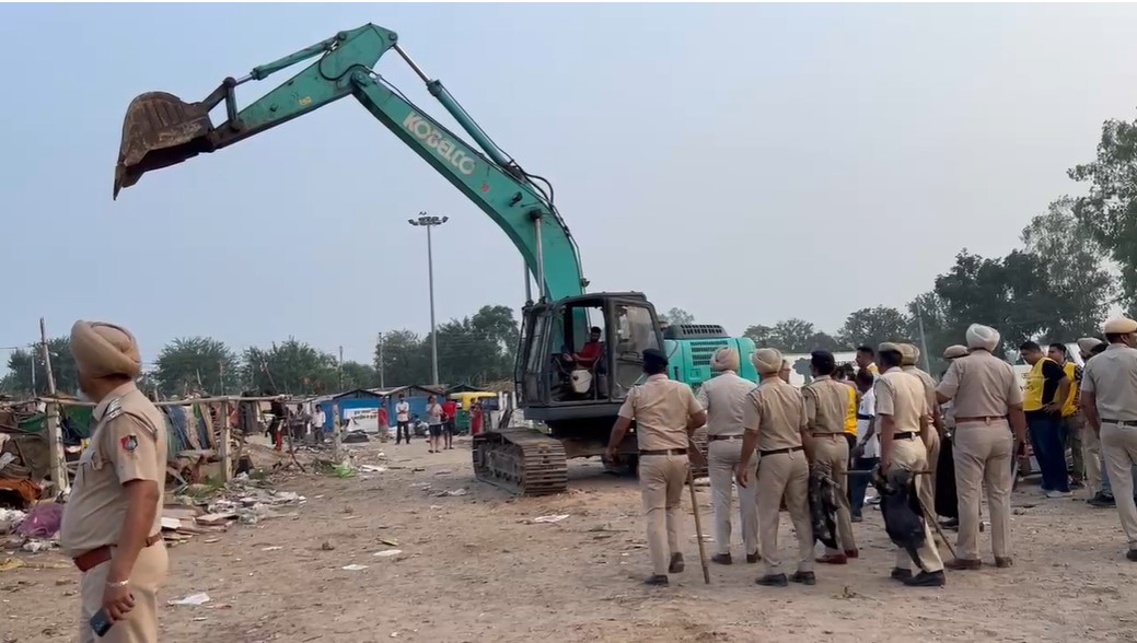 अवैध कॉलोनी पर चला बुलडोजर... देश की पहली प्लांड सिटी हो रही स्लम फ्री