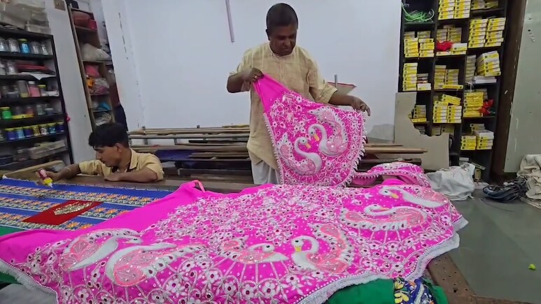 महाकाल की नगरी में भगवान जगन्नाथ पहनेंगे दो लाख की पोशाक, रथयात्रा से पहले विशेष वस्त्र तैयार कर रहे 8 बंगाली कारीगर
