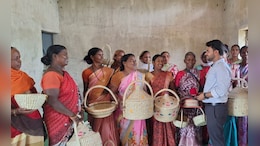 टोकरी, बैग, टोपी... खजूर की पत्तियों से बने सामानों ने मोहा मन, दीदियों की हो रही अच्छी कमाई