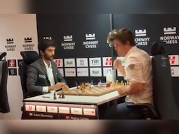 Norway Chess 2025: गुकेश ने ऐसे बाजी पलटी और कार्लसन ने झल्लाकर चेस बोर्ड ठोक डाला, Video Norway Chess 2025: गुकेश ने ऐसे बाजी पलटी और कार्लसन ने झल्लाकर चेस बोर्ड ठोक डाला, Video