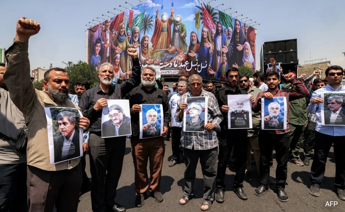 Иран заявиха че няколко топ командири и шестима ядрени учени