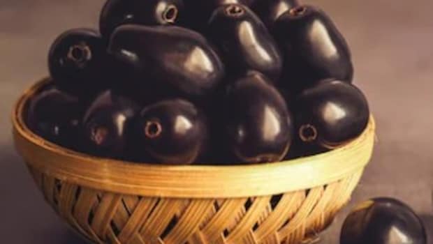Do not eat these 5 things with jamun Do not eat these 5 things with jamun