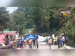 Kedarnath News: केदारनाथमध्ये मोठा अपघात टळला, हायवेवर हेलीकॉप्टरला करावं लागलं इमर्जन्सी लँडिंग, पाहा Video Kedarnath News: केदारनाथमध्ये मोठा अपघात टळला, हायवेवर हेलीकॉप्टरला करावं लागलं इमर्जन्सी लँडिंग, पाहा Video