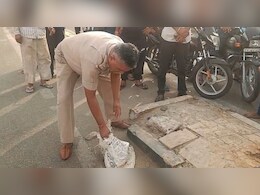 Rajasthan: नवजात का शव मुंह में लेकर घूमता रहा कुत्ता, बोरी में भरकर ले गई पुलिस Rajasthan: नवजात का शव मुंह में लेकर घूमता रहा कुत्ता, बोरी में भरकर ले गई पुलिस