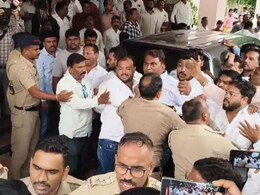 अकोला जिल्हा नियोजन समितीच्या बैठकीत मोठा राडा, अश्लील शिवीगाळ करत 2 आमदार हाणामारीसाठी धावले अकोला जिल्हा नियोजन समितीच्या बैठकीत मोठा राडा, अश्लील शिवीगाळ करत 2 आमदार हाणामारीसाठी धावले