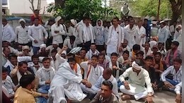 थाना प्रभारी के खिलाफ SP दफ्तर के सामने धरने पर बैठे 41 गांव के लोग, लगाया गंभीर आरोप