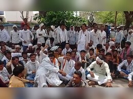 थाना प्रभारी के खिलाफ SP दफ्तर के सामने धरने पर बैठे 41 गांव के लोग, लगाया गंभीर आरोप