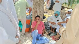 Rajasthan: तपती धूप में ग्रामीणों ने AEN और JEN को बनाया बंधक, बिजली लाइन को लेकर विवाद&nbsp;