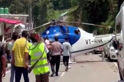 Chopper To Kedarnath Makes Emergency Landing On Highway, Passengers Safe Chopper To Kedarnath Makes Emergency Landing On Highway, Passengers Safe