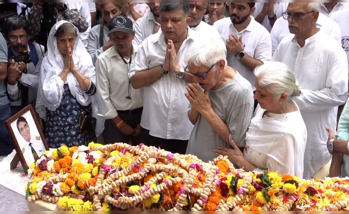 His father Pushkaraj Sabharwal, visibly shattered, performed the prayer ritual, standing beside his sons coffin. His father Pushkaraj Sabharwal, visibly shattered, performed the prayer ritual, standing beside his sons coffin.