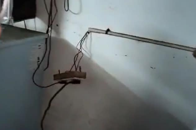 चीफ वॉर्डन ने वाटर कूलर के पास लगे इलेक्ट्रिसिटी बोर्ड को ही उखाड़ दिया.