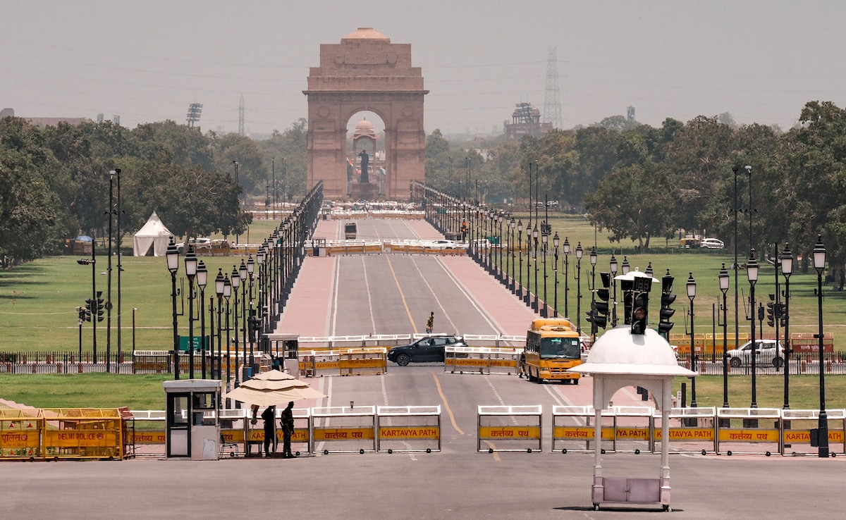 Residents have been advised to stay hydrated, avoid direct sun exposure, and limit outdoor movement. 