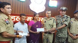 25 साल बाद 'लाल आतंक' से मोह भंग, नक्सली दंपतियों ने किया सरेंडर; जानें कौन हैं ये 13 लाख रुपये के इनामी